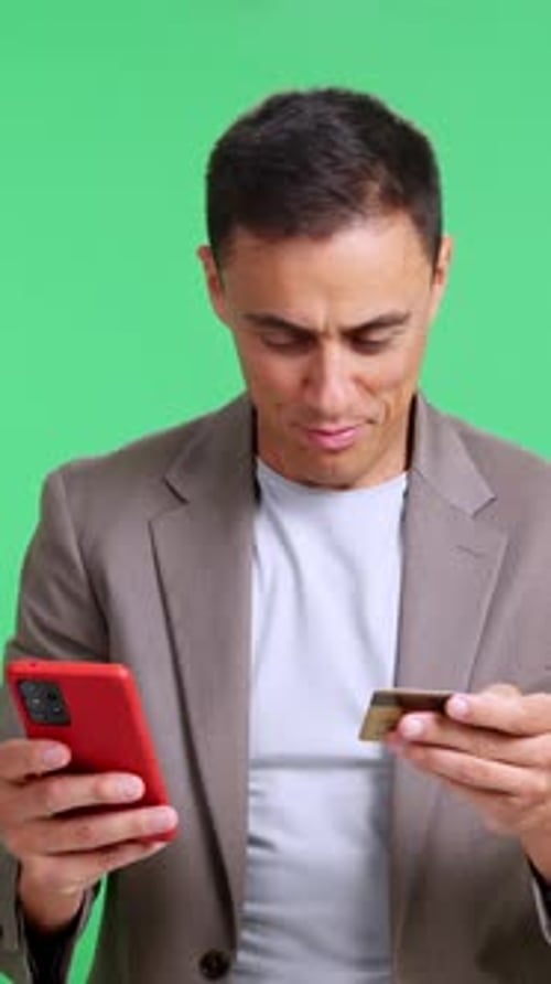 Zufriedener Geschäftsmann, der online mit einer Kreditkarte einkauft