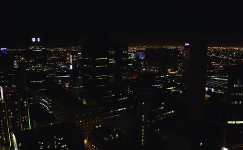 Vídeo em 4K de uma cidade à noite