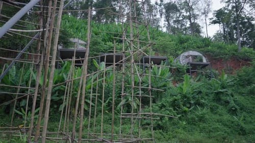 Construcción de una casa tradicional en la aldea de Mae Kampong en Tailandia con andamios de bambú instalados