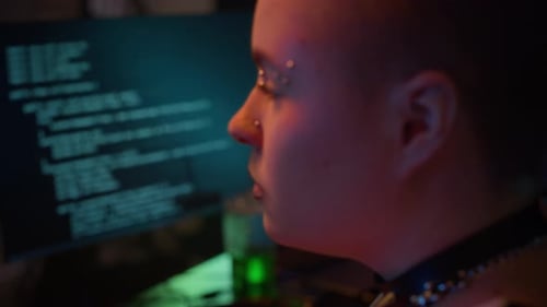 Une hacker cyberpunk codant sur un ordinateur dans une chambre noire