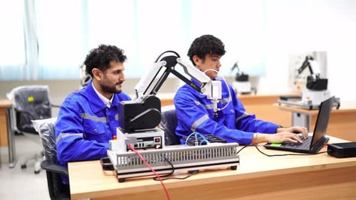 Engenheiro de robótica instalando sensores no braço robótico de engenharia tradicional em uma instalação de pesquisa robótica