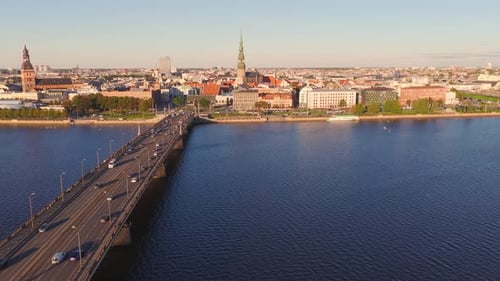 Luftaufnahme der Altstadt von Riga, der Peterskirche und dem Fluss Daugava