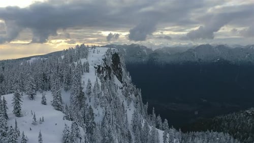 Schneebedeckte kanadische Berglandschaft aus der Luft, Naturhintergrund