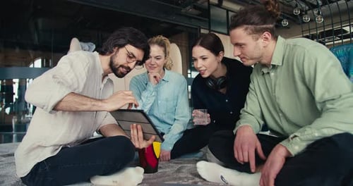 Connexions à l'heure du déjeuner, conversations engageantes et détente avec 2 filles et 2 gars au bureau