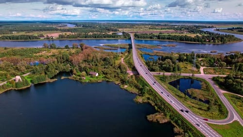 Malerische Luftaufnahme des ländlichen Lettlands mit Flüssen und Autobahnen