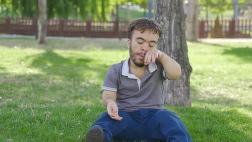 Jovem anão com corrimento nasal.