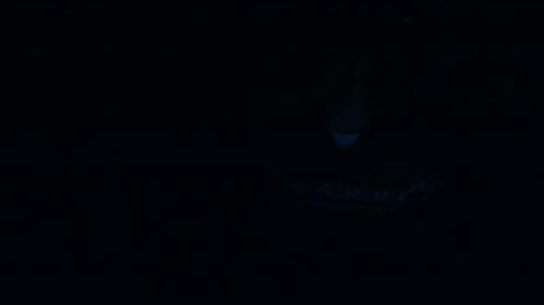 Um homem com um suéter de Natal comemora com amigos em uma sala de servidores