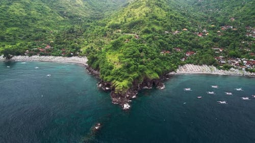 Luftvideo zeigt traditionelle Boote, die in der Blue Tropical Bay mit malerischem Berghorizont vor Anker liegen