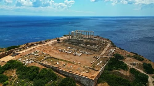 Temple de Poséidon sur un promontoire face à la mer Égée à Cap Sounion, Grèce. Prise de vue aérienne