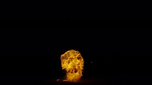 Collection Detonate : des étincelles jaillissent d'une détonation au sol dans l'obscurité, filmée en 4K à 60 images par seconde
