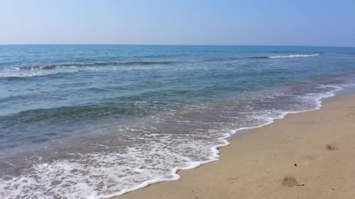 Blaue Meereswellen am Sandstrand