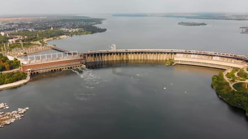 Ein wunderschöner Blick von oben auf das größte Wasserkraftwerk der Ukraine.