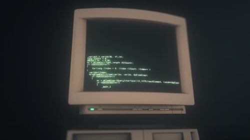 Ancien ordinateur personnel avec code source en cours d'exécution à l'écran, affichage