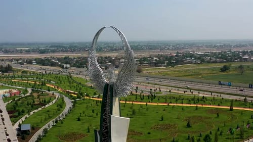 Monumento a las aves humanas en el parque de Nuevo Uzbekistán en la ciudad de Tashkent