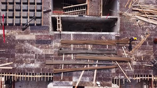 Vista aérea de un sitio de construcción con grúas en funcionamiento