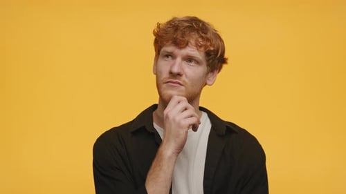 Homem pensativo e pensativo tomando uma decisão difícil sobre o amarelo