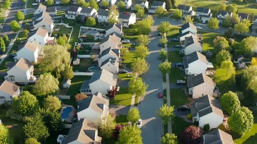 Anytown Vereinigte Staaten. Neue vorstädtische Wohnsiedlung. Absteigende Luftaufnahme, Sockelaufnahme
bei G