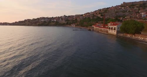 Vue aérienne : La ville de Molyvos sur l'île de Lesbos au coucher du soleil.