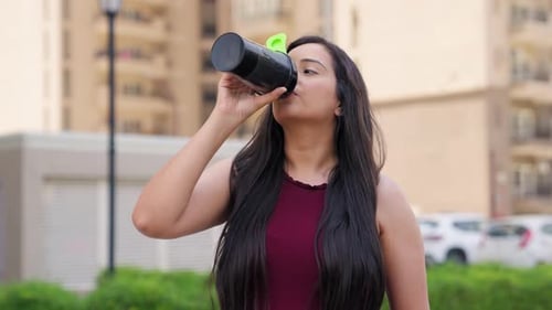 Mujer india bebiendo agua