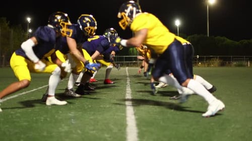 American Football-Teams treffen während der nächtlichen Spielaction aufeinander