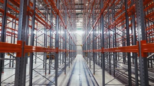 Grands rayonnages métalliques installés dans un entrepôt moderne et spacieux