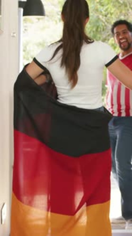 L'hôte ouvre la porte, les invités entrent, brandissent le drapeau tricolore, soulèvent le téléphone et le sac, accueillent la maison