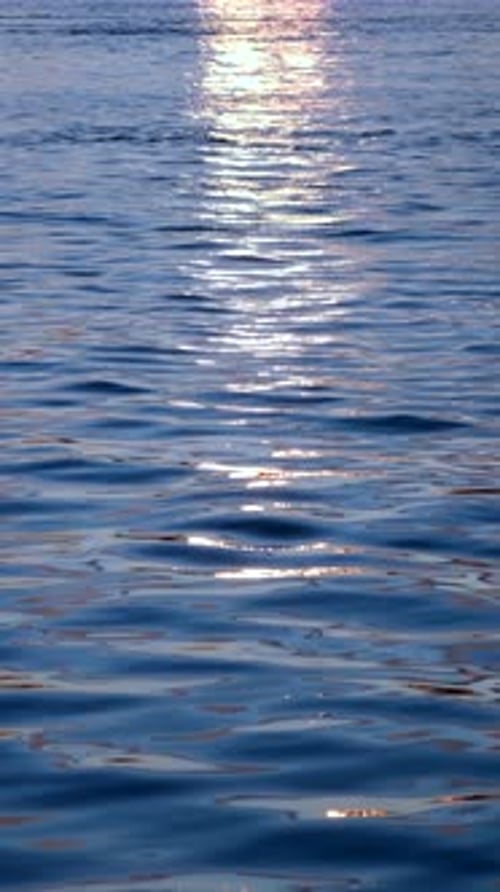 Ruhiges und heiteres Spiegelbild auf der Wasseroberfläche während der schönen Abenddämmerung