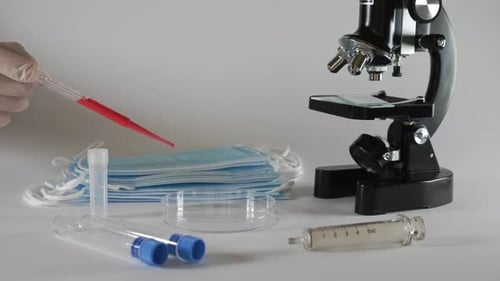 Medizinische Pipette mit roter Flüssigkeit: Konzeptueller Coronavirus-Covid-19-Impfstoff — Zeitlupe