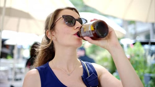 Femme buvant du kombucha sur une terrasse, Ralenti