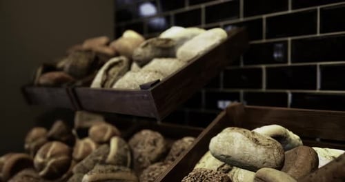 Pan artesanal exhibido en estantes de madera en un acogedor ambiente de panadería
