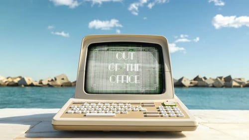 Computer am Meer mit Code und Daten auf dem Bildschirm