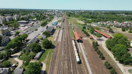 Über Bahngleise fliegen mit Brücke und Zügen. Drohnenaufnahmen