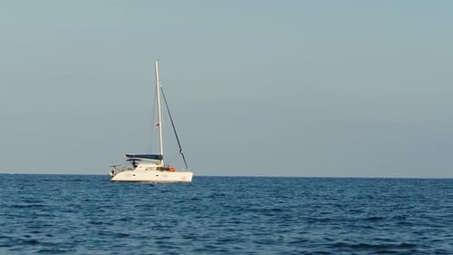 El catamarán navega en el océano
