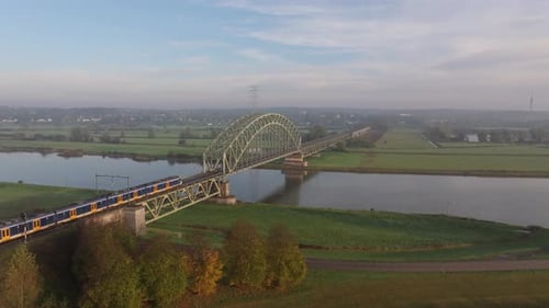 Vista aérea del puente ferroviario sobre el río Rijn al amanecer, Países Bajos.