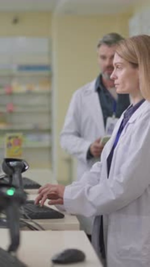 Dos colegas profesionales de farmacia aprenden sobre medicamentos y hacen recetas médicas para los clientes