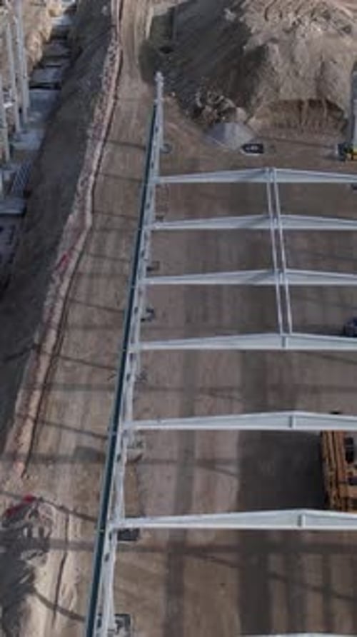 Vídeo vertical de la construcción de edificios y vista aérea de los trabajadores