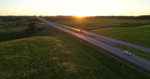 La belle lumière du soleil brille sur l'autoroute