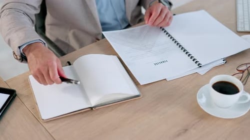 Anwalt schreibt Notizen, liest Papierkram und Planungsstrategie für ein Fristverfahren