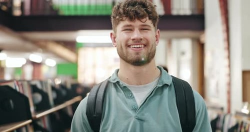 Homem, rosto e sorriso com mochila na biblioteca para ensino superior, conhecimento e livros acadêmicos