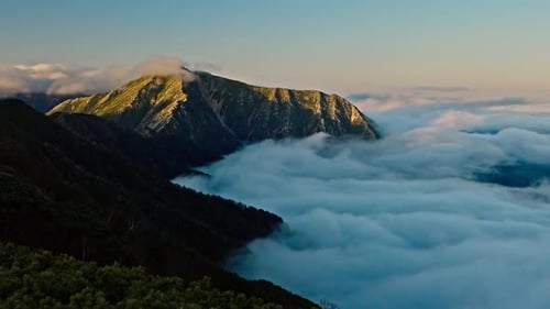 Vallée de montagne pittoresque avec des nuages ondulants Hd