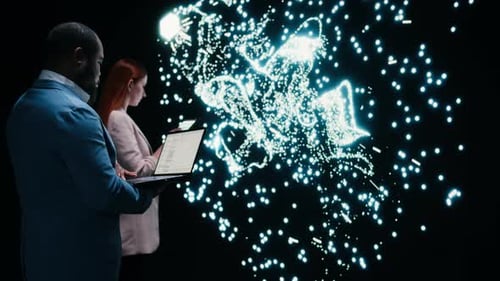 Implementierung von Deep-Learning-Algorithmen, Laptop und Datenwissenschaftler in einem KI-Startup