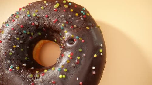 Wunderschöne braune Donuts. Makrovideo aus der Nähe. 4K
