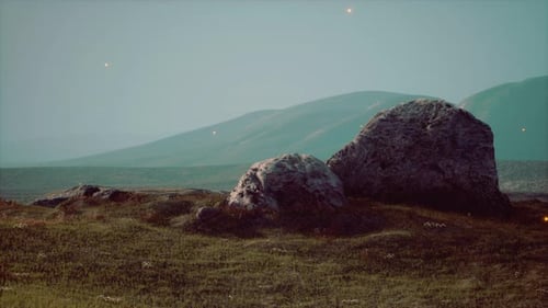 Vallée de montagne pendant le lever du soleil