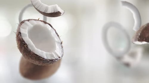 Tranches de noix de coco volantes et de noix de coco sur fond de cuisine lumineux