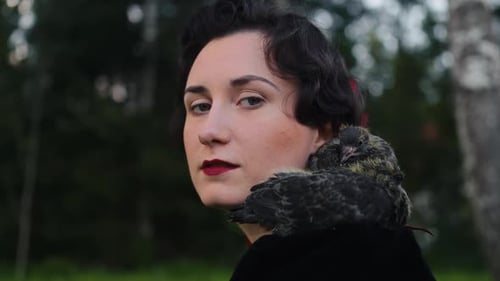 Uma mulher elegante com um cachecol exclusivo capturado em um belo cenário natural para uma paisagem deslumbrante