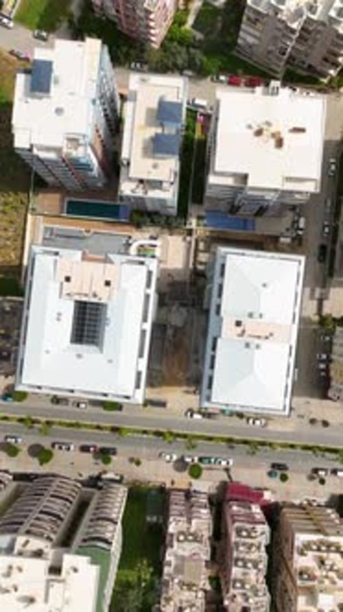 Vídeo vertical: La extravagancia de la construcción de casas lujosas