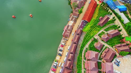 Un
Zumbido sobrevuela un pueblo chino en Tailandia.