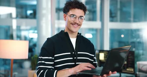 Visage, homme et développeur avec un ordinateur portable au bureau pour la recherche, la programmation et la mise à jour logicielle