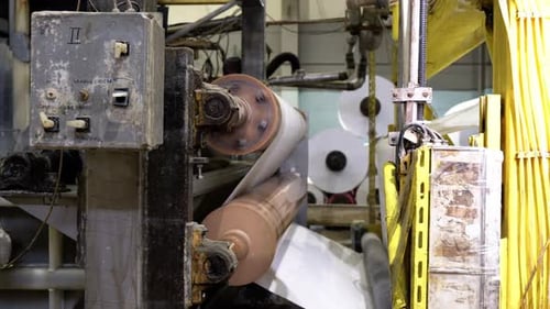 Drying Wet Paper Sheet with Hot Mill Machine in Workshop