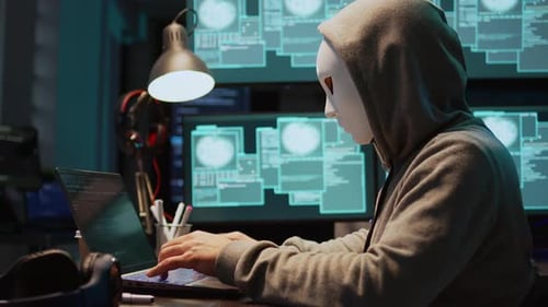 Impostor con máscara hackeando un servidor de computadora por la noche